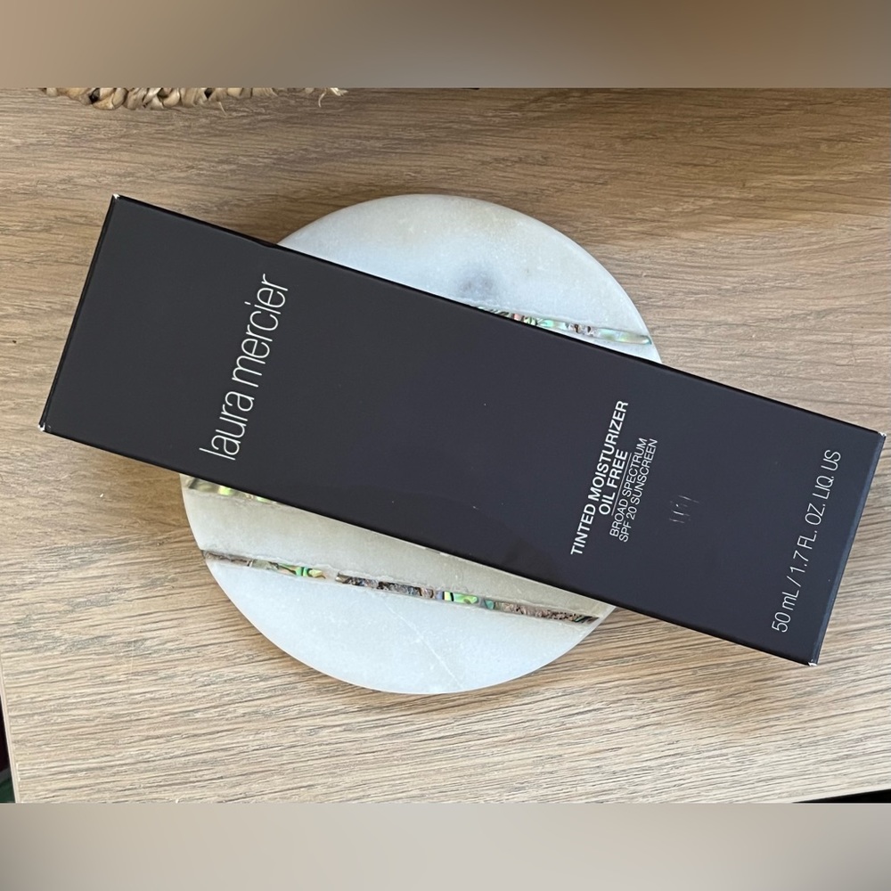 LAURA MERCIER Tinted Moisturizer Oil Free-Broad
Spectrum SPF 20 - 2W3 NATURAL - Picture 4 of 7